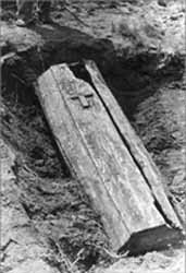 Freigelegter Sarg bei Exhumierung. Foto 1951, Archiv: Richard Tackx / Sammlung Dr. h.c. Gerhard Hoch